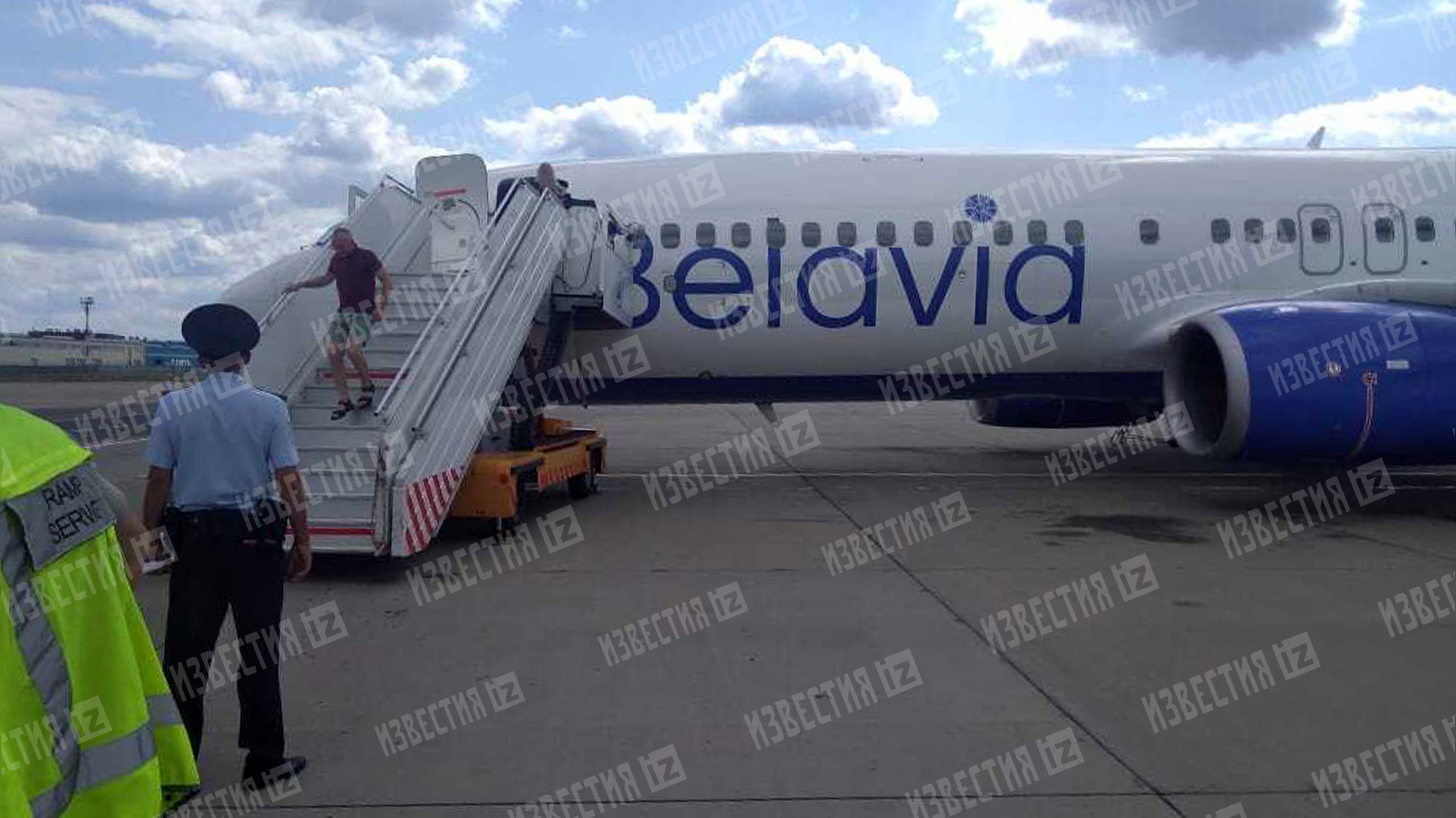 В минском аэропорту самолет. Самолёт Belavia 737. Домодедово Белавиа самолет. Белавиа Москва Минск самолеты. Боинг Белавиа.