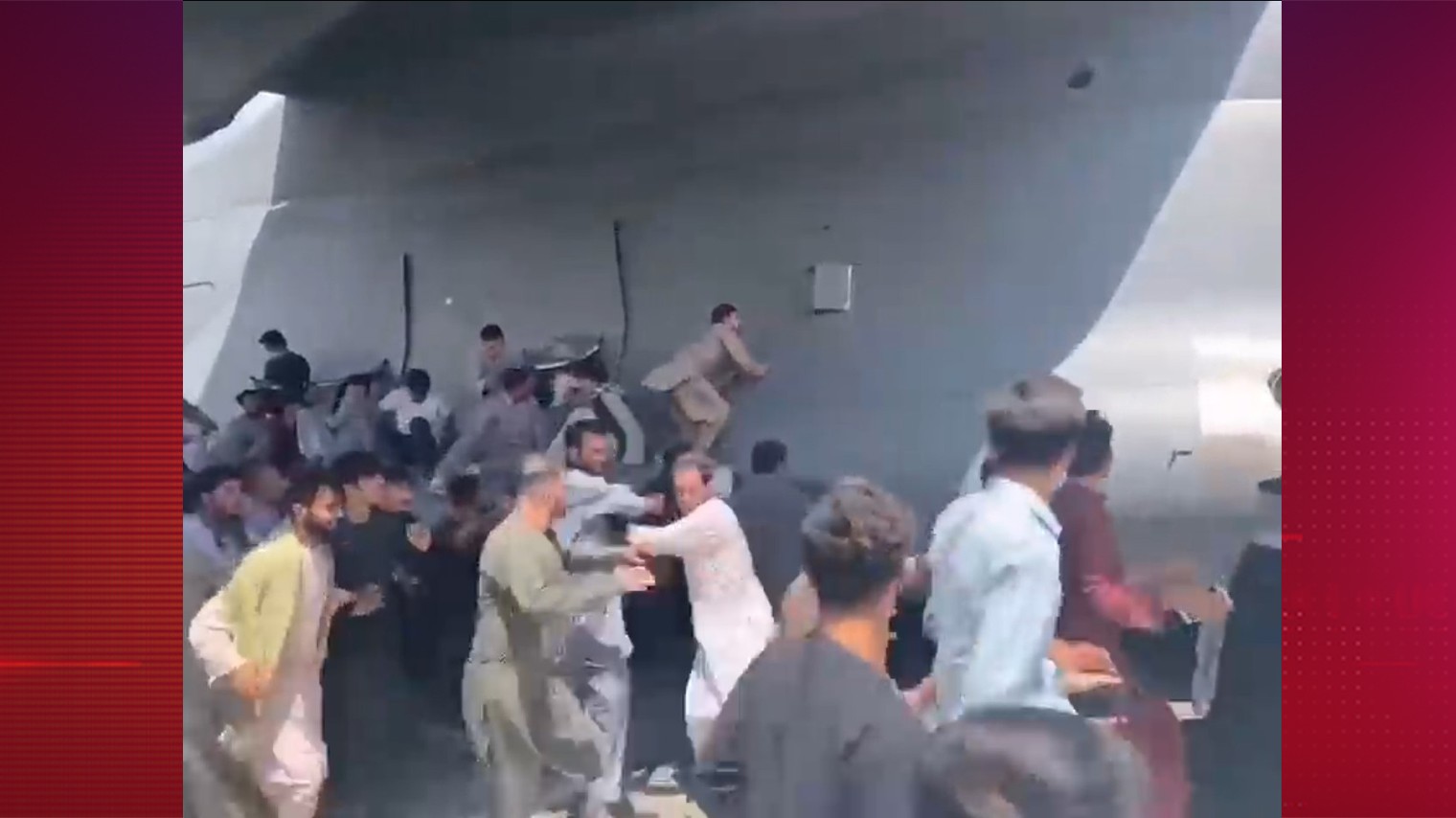 Видео самолеты падали. Афганцы на американском самолете. Люди цепляются за самолет в Афганистане.