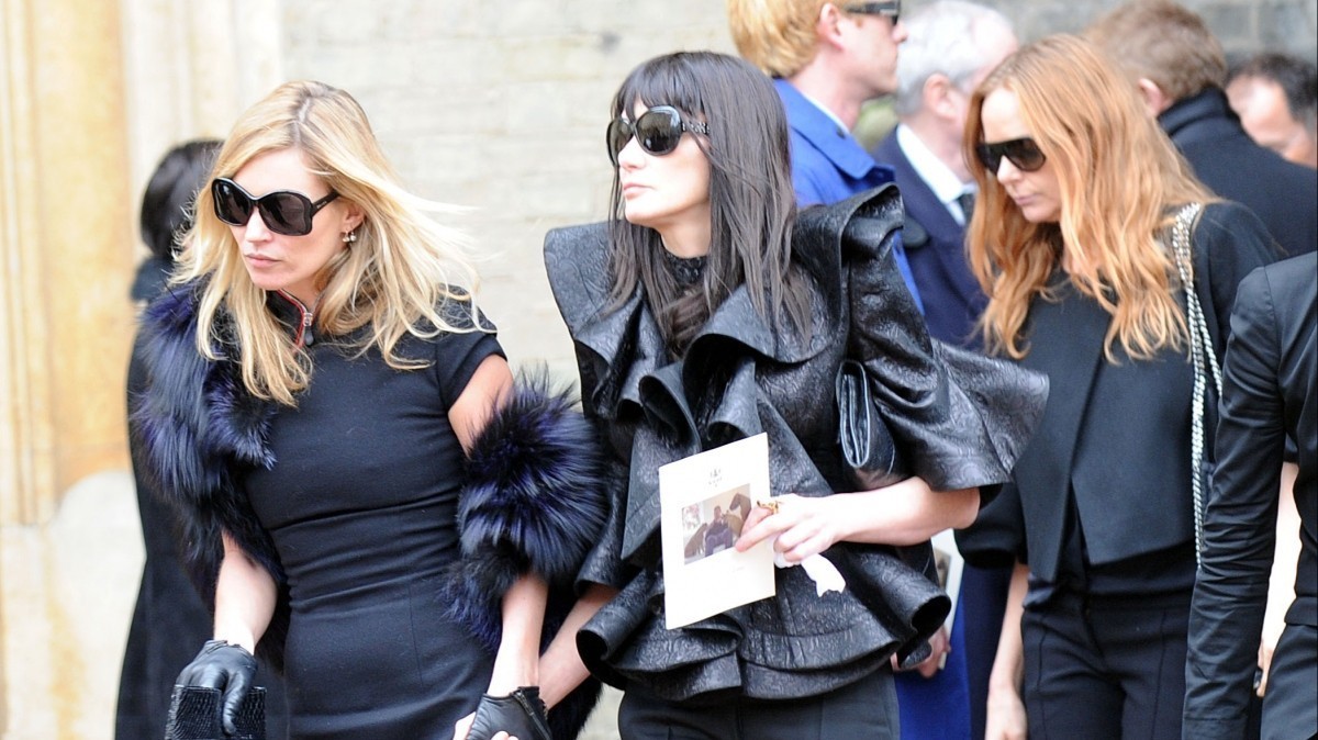 Модель Кейт Мосс и дизайнер Стелла Маккартни на похоронах Александра Маккуина 25 февраля 2010-го