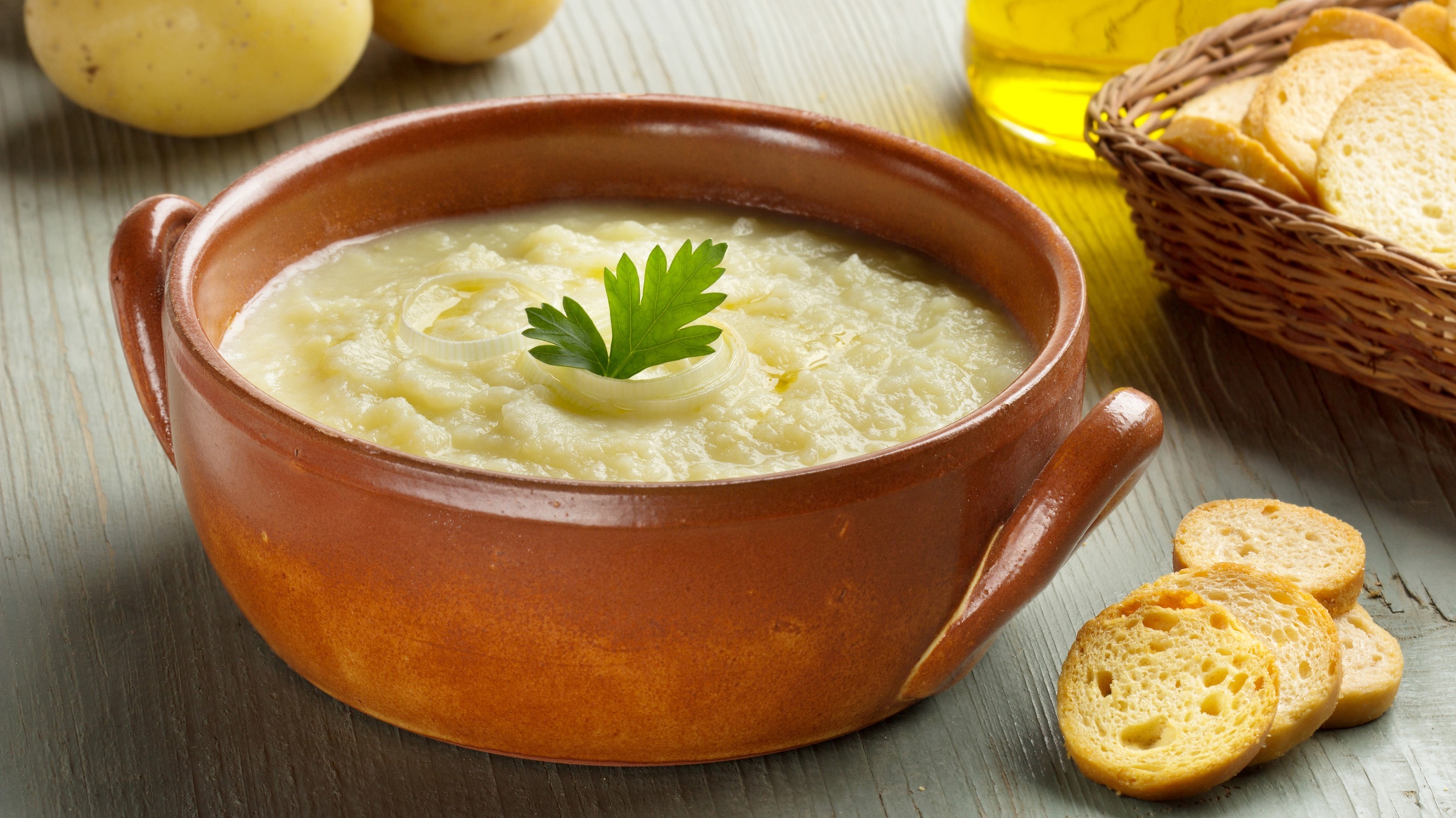Картофельный крем-суп — сытное блюдо.