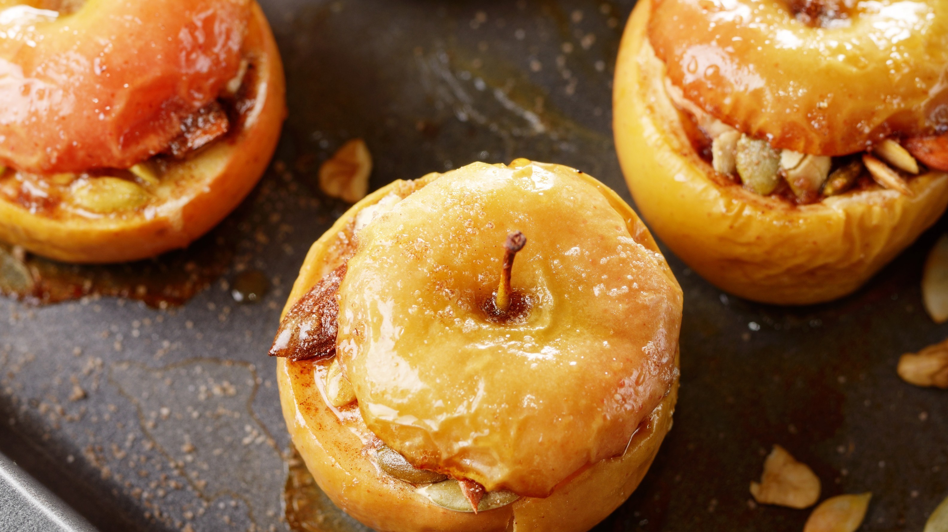 Рецепт печеных яблок в духовке с медом. Печеные яблоки. Запечённые яблоки в духовке. Печеные яблоки с творогом. Запеченные яблоки на перекус.