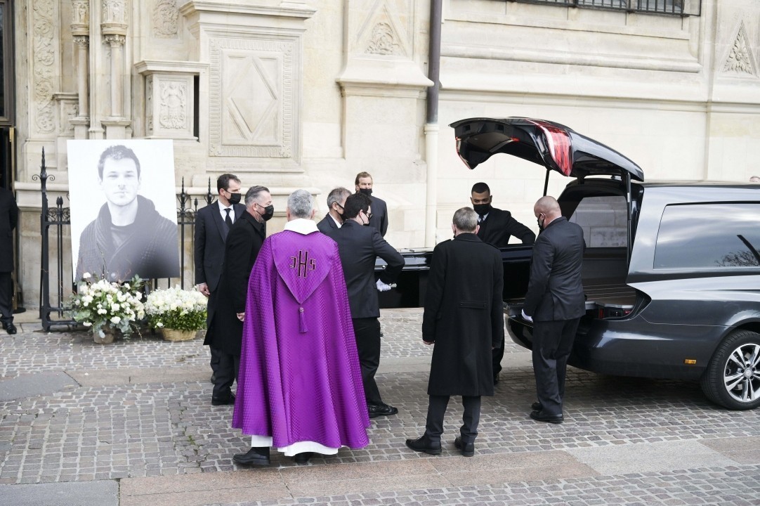 24 часа с гаспаром. В Париже простились с актером Гаспаром Ульелем. Похороны в Париже.