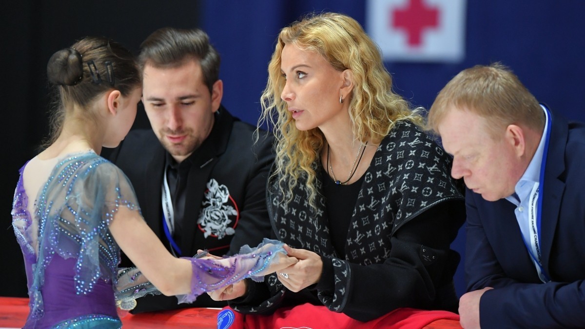 Камила Валиева с тренерами Этери Тутберидзе и Сергей Дудаков на чемпионате мира среди юниоров в Таллине в 2020-м  