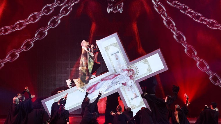 Почему концерт киркорова. Киркоров на кресте 2022. Киркоров в Кремле на кресте. Киркоров шоу с крестом.