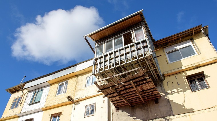 Изменять внешниц вид балкона в историческом здании запрещено