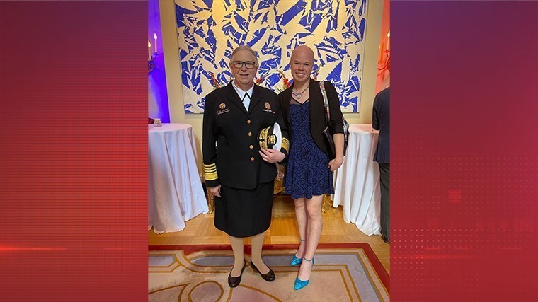 Каблуки и лысина: в Сети появилось фото первого адмирала-трансгендера из США