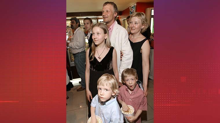 Актер Алексей Серебряков с семьей. (2007г)