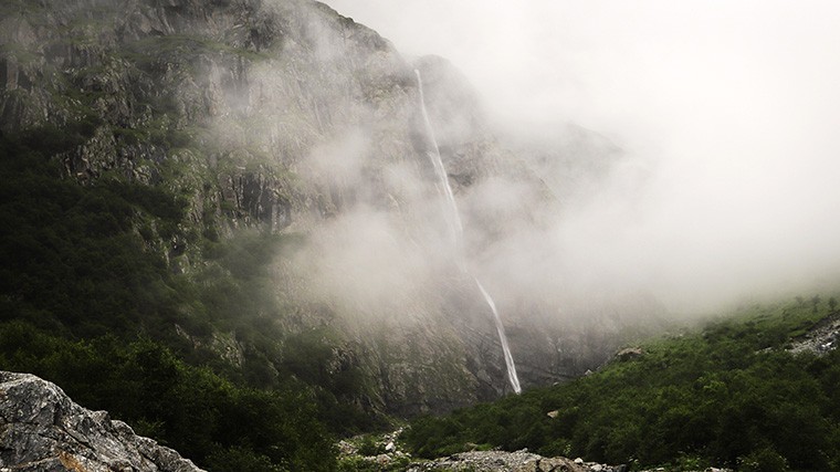 Мидаграбинские водопады в долине реки Джимара в Республике Северная Осетия.