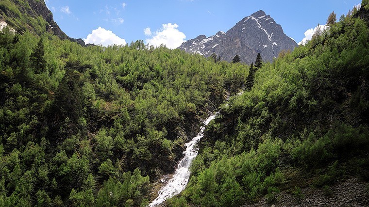 Водопад Орленок на территории Софийской долины в Республике Карачаево-Черкессия.