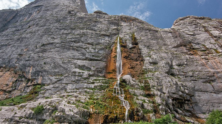Пшехский или Фиштинский водопад разделяет знаменитые горы Фишт и Пшеха-Су.
