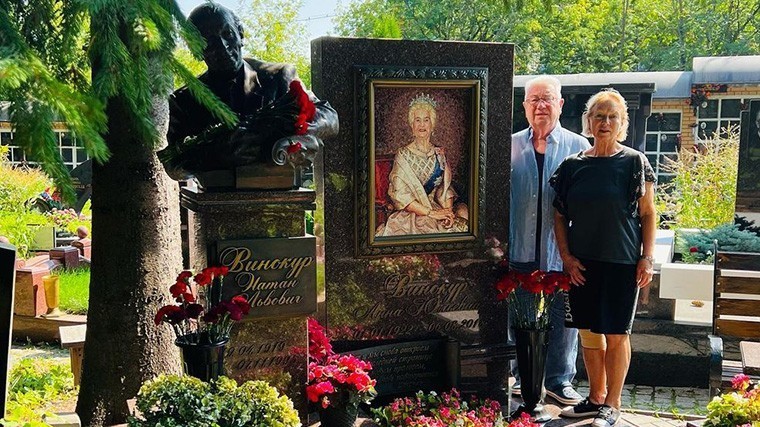 Владимир Винокур с женой Тамарой около маминой могилы.