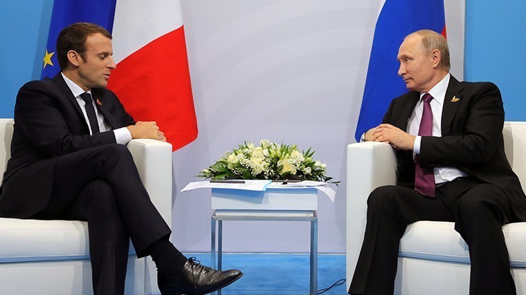 Владимир Путин и Эммануэль Макрон во время беседы на саммите G20 в Гамбурге.