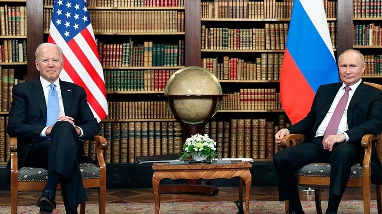 Байден во время встречи с Владимиром Путиным в Женеве.