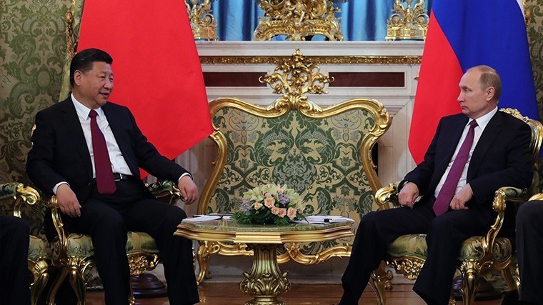 Си Цзиньпин и Владимир Путин во время встречи в Москве.