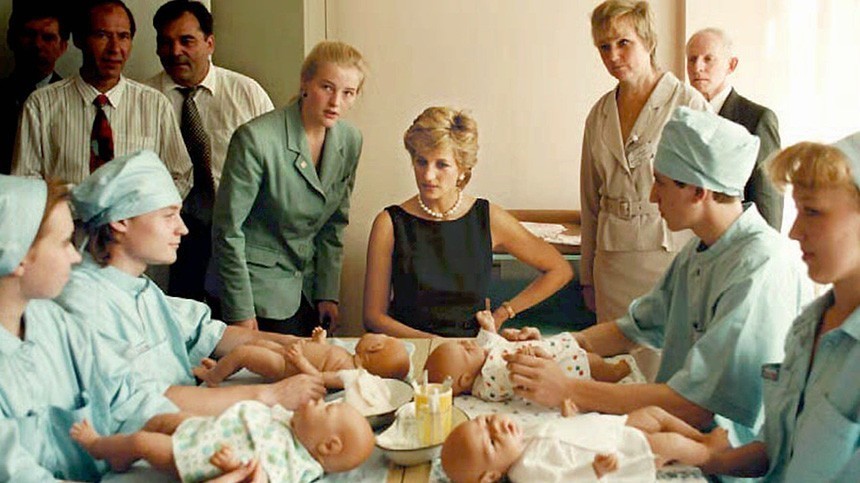Принцесса Диана беседует с медсёстрами в Тушинской детской больнице, 16 июня 1995 года