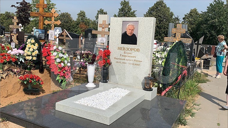Могилы знаменитостей на троекуровском кладбище в москве фото памятников