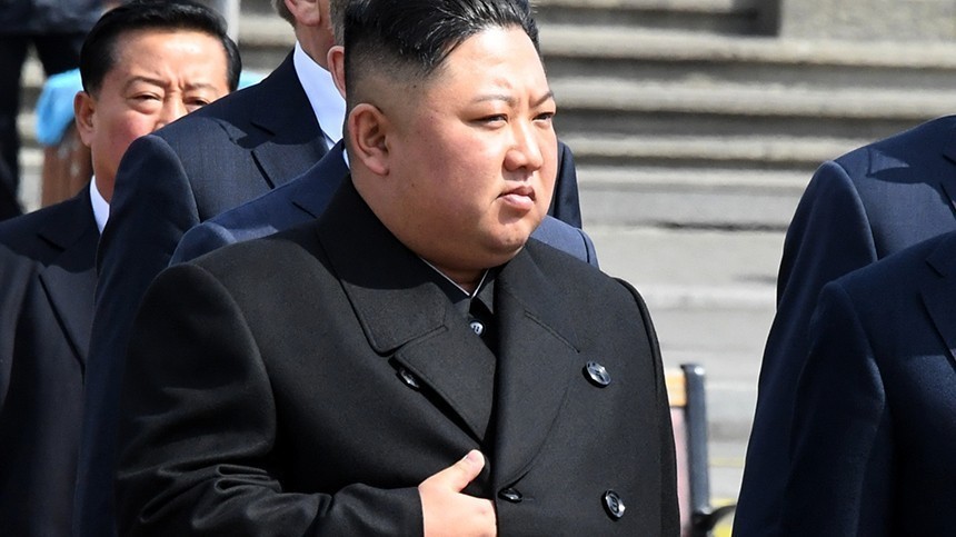 Ким Чен Ын во время торжественной церемонии отъезда на железнодорожном вокзале Владивостока.