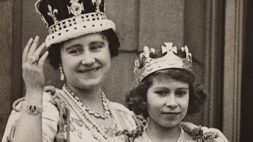Королева-мать и ее дочь принцесса Елизавета, машущих толпе с балкона Букингемского дворца после коронации Георга VI 12 мая 1937 года.