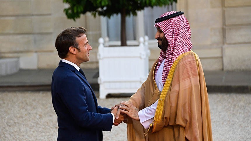 Эммануэль Макрон приветствует принца наследника королевства Араби Саудит. 28 июля 2022 года.