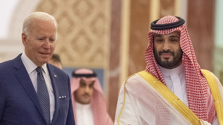 16 июля 2022 года. Наследный принц Саудовской Аравии приветствует президента США Джо Байдена во дворце Аль-Салам в Джидде.