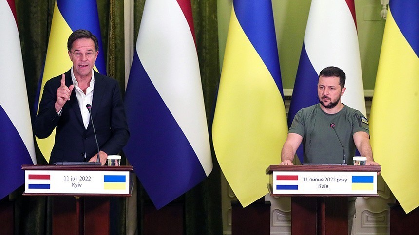 Зеленский с премьер-министром Королевства Нидерландов Марком Рютте во время совместного брифинга в Киеве, столице Украины.