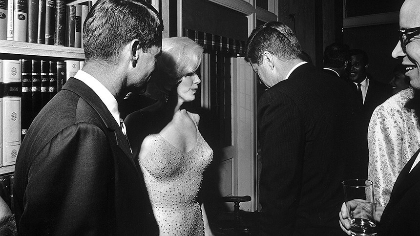 Президент США Джон Ф. Кеннеди (спиной к камере), Генеральный прокурор США Роберт Кеннеди (крайний слева) и актриса Мэрилин Монро, 19 мая 1962г. 