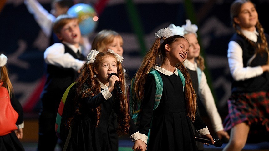 Участники выступают на праздничном концерте, приуроченном к Международному дню учителя в Государственном Кремлёвском дворце.