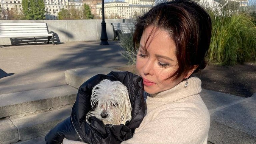 Жена Жигунова Виктория Ворожбит держит на руках спасенную собаку по кличке Степа