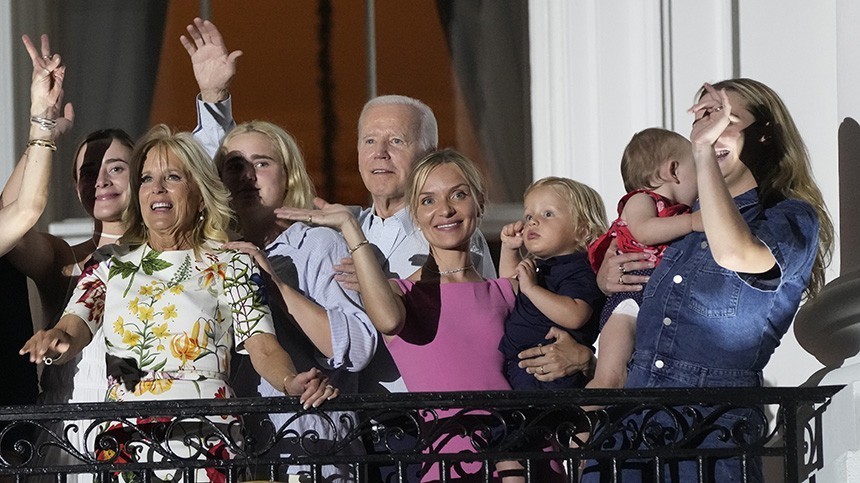 Президент Джо Байден, первая леди доктор Джилл Байден и члены семьи Байден наблюдают за фейерверком с балкона Трумэна Белого дома в Вашингтоне.
