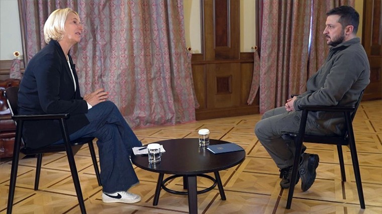 На обуви Зеленского во время интервью заметили символ Z