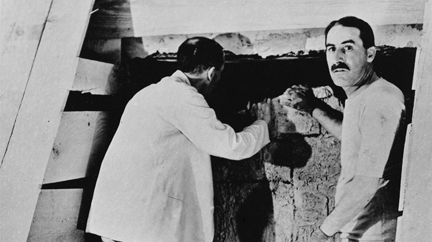 Говард Картер и его коллега ведут раскопки гробницы в Долине царей, Египет, 1922 год.