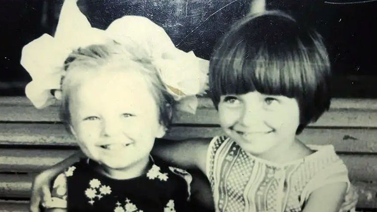 Татьяна Навка с сестрой Натальей в детстве