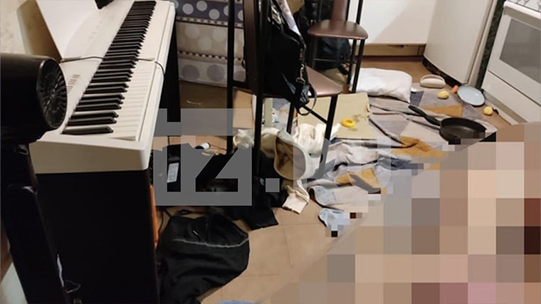 Годовалые дети два дня рыдали в запертой квартире рядом с мертвецом — фото с места