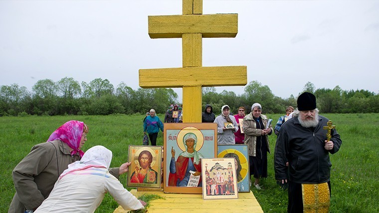 Жители деревни Кривой Наволок Республики Коми во время Крестного хода в честь святой Параскевы Пятницы