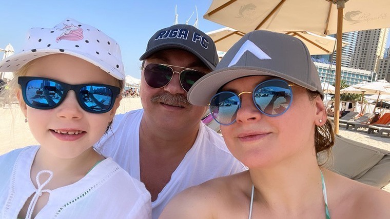 Игорь Николаев предстал без волос на отдыхе с женой и дочерью в Дубае