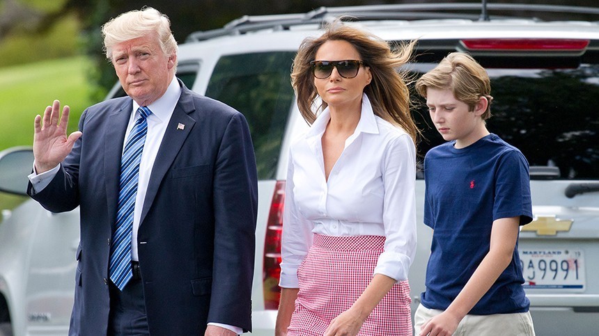 Дональд Трамп, Мелания и сын Бэррон покидают Белый дом в Вашингтоне.