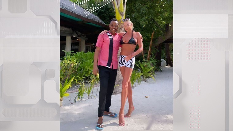 Волочкова сделала фото с темнокожим поклонником на Мальдивах