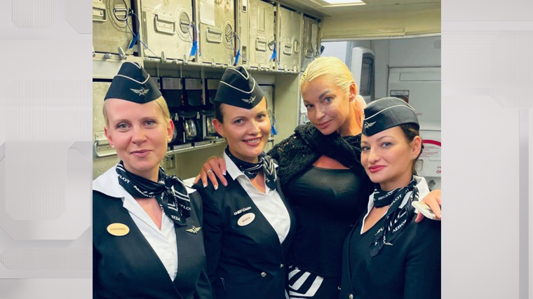 Анастасия Волочкова в окружении российских стюардесс