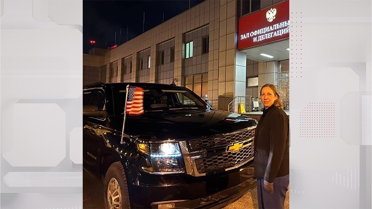 На первом фото из России дипломат позирует в столичном аэропорту