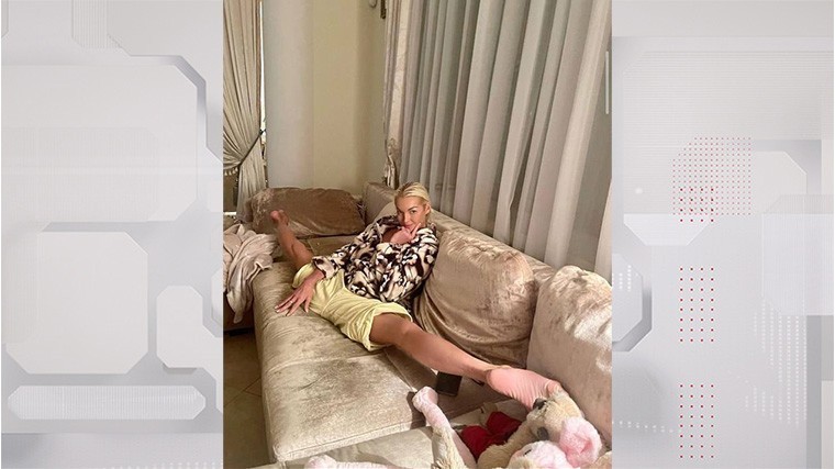 Анастасия Волочкова показала растяжку, сидя на диване