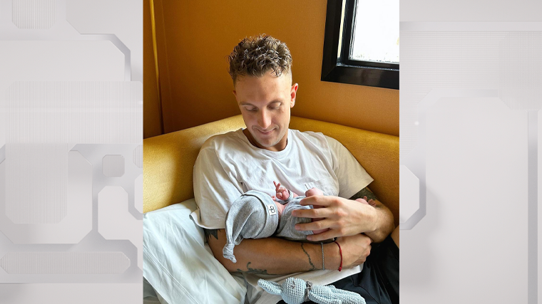 Александр Тарасов с новорожденным ребенком. 