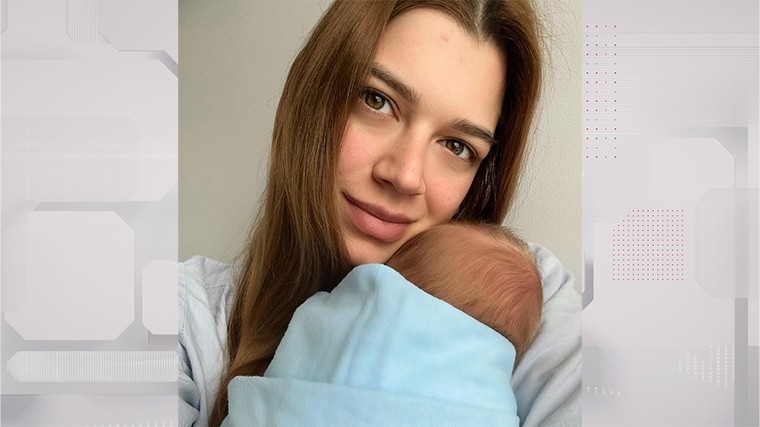 Александра Солдатова нежно держит новорожденного сына