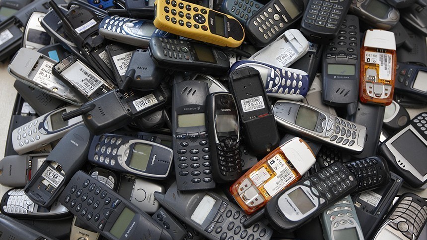 Сдать телефон получить деньги. Старые модели телефонов. Старые мобильные телефоны. Куча кнопочных телефонов. Кучка телефонов.