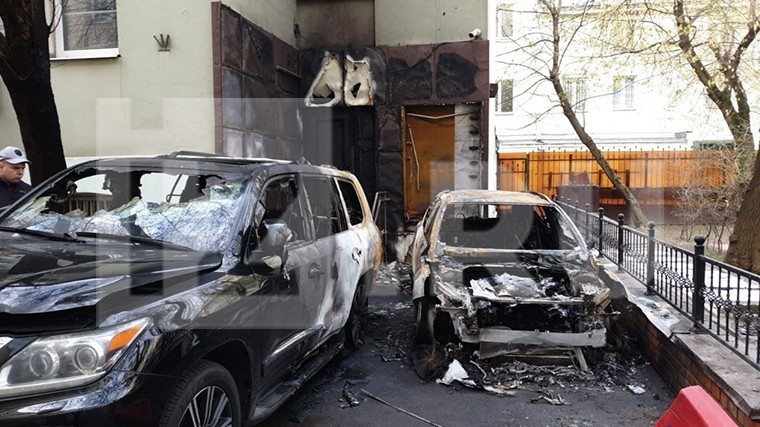 В самом центре Москвы подожгли автомобиль Volvo