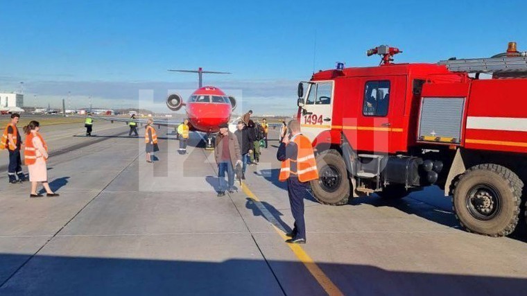 ЧП в Пулково: у самолета обнаружена течь в баке