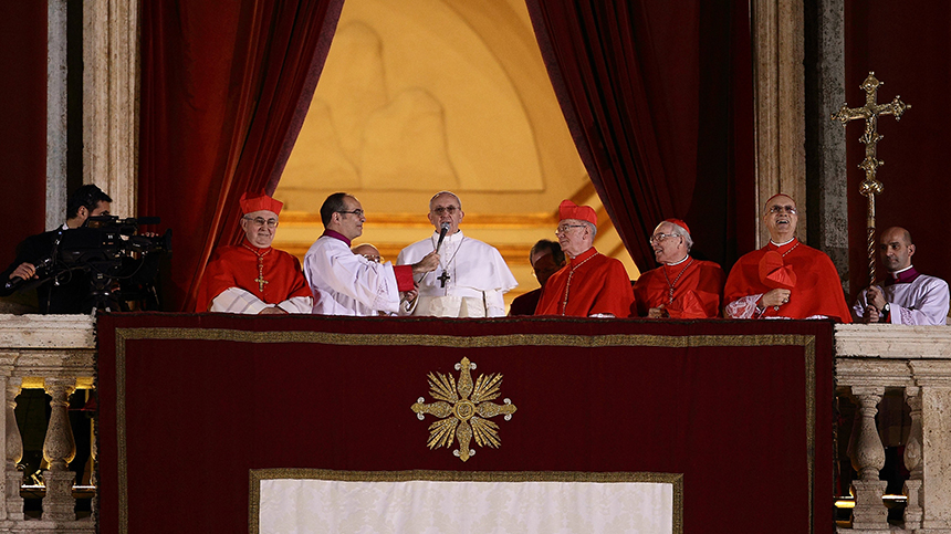 13 марта 2013 года кардинал Хорхе Марио Бергольо становится Папой Франциском.