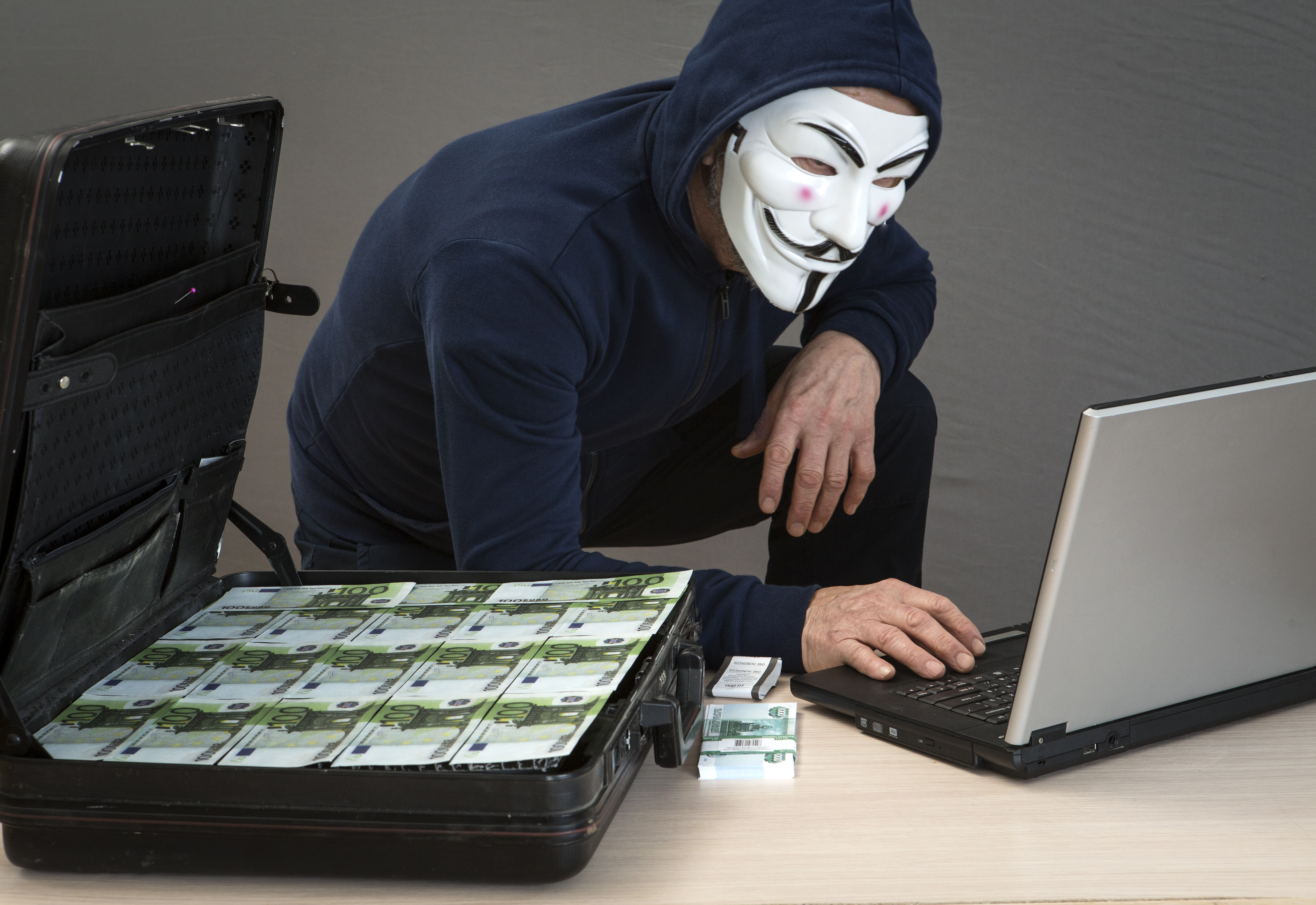 Мошенники крадут деньги. Хакер с деньгами. Мошенник. Заработок хакеров. Мошенничество хакерство.