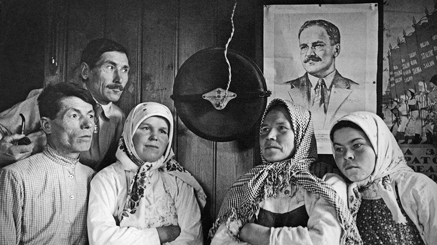 Колхозники слушают по радио выступление Молотова о нападении фашистской Германии на СССР.