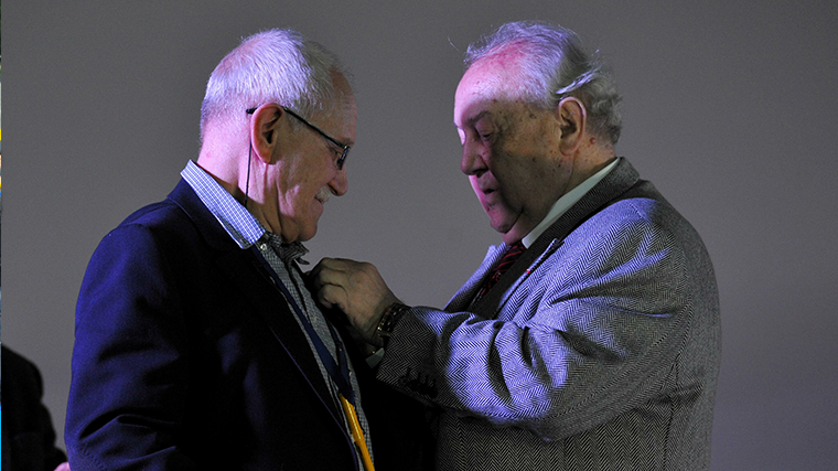 28 марта 2013 г. - Россия, г. Москва. - Юбилейный вечер режиссера Александра Митты в Доме кино. На снимке: кинорежиссер Александр Митта и президент Российской академии художеств, скульптор Зураб Церетели (справа).