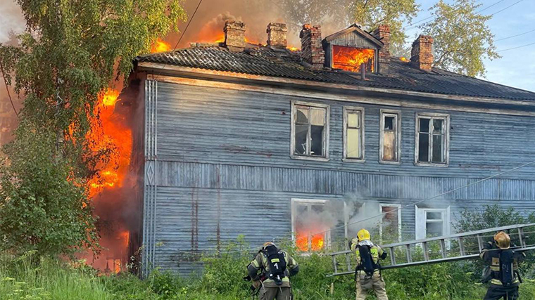 Мощный пожар вспыхнул на территории деревянного квартала в Архангельске